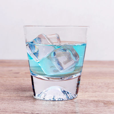 La main transparente soufflée bascule le verre, tasse régulière de montagne de Fuji de neige de forme fournisseur