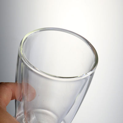 La main soufflée a isolé la tasse en verre du double mur 250ml fournisseur