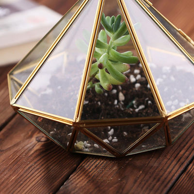 Vase de table accrochant en verre à mini-serre de Homeware de pyramide de cuivre pour la décoration fournisseur